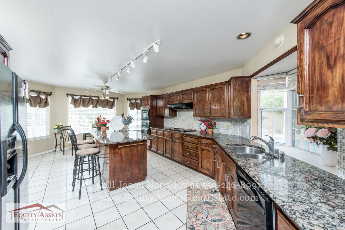 Kingsburg CA Pool Homes for Sale - The bright and roomy dining room of this Kingsburg CA pool home for sale is perfect, whether you are entertaining a large crowd or an intimate gathering.
